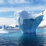 La razón del flotamiento del hielo en el agua